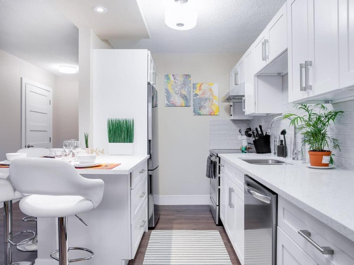 Gorgeous 2Br Condo W Parking Patio Coffee! Calgary Zewnętrze zdjęcie