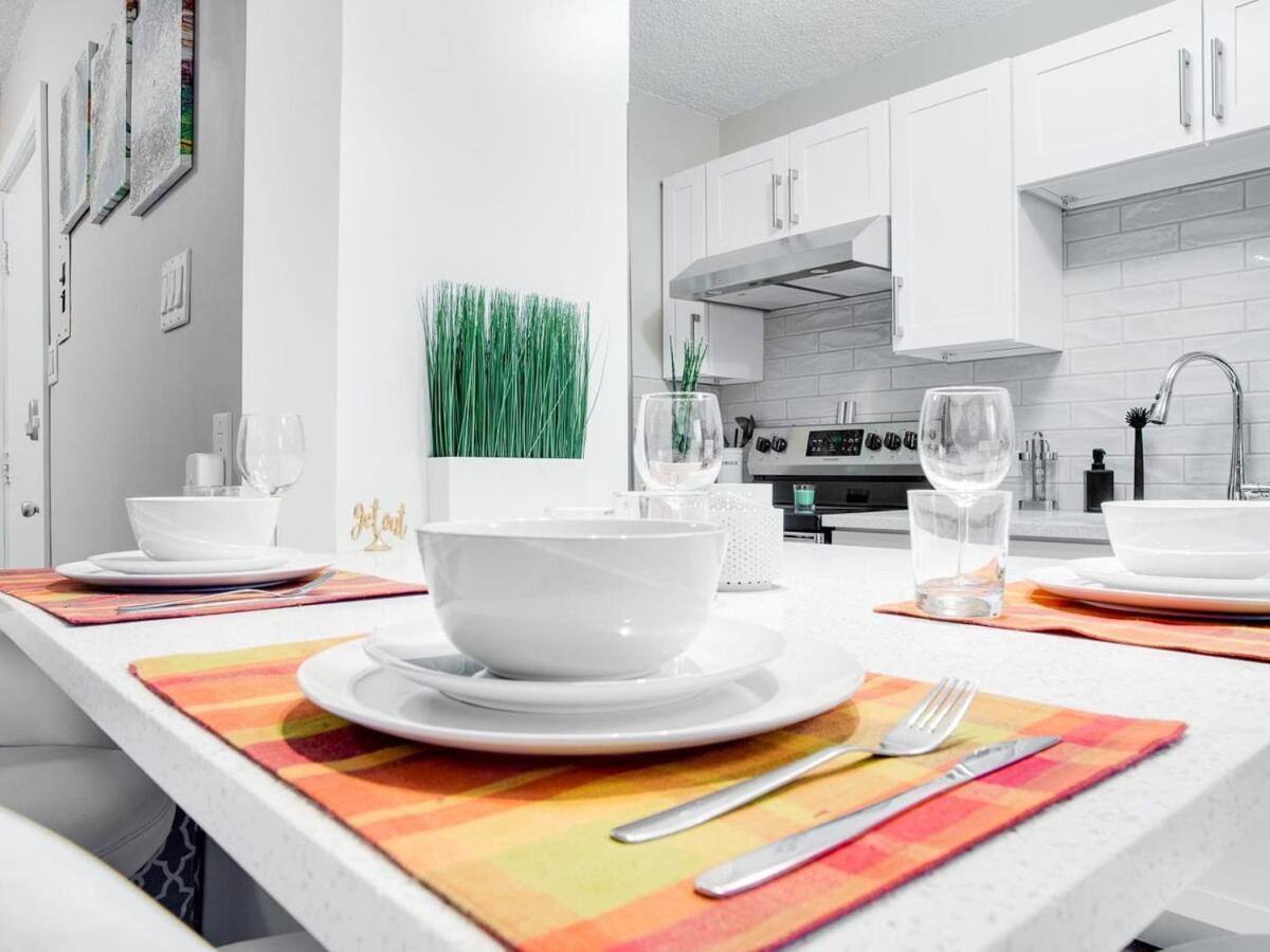 Gorgeous 2Br Condo W Parking Patio Coffee! Calgary Zewnętrze zdjęcie
