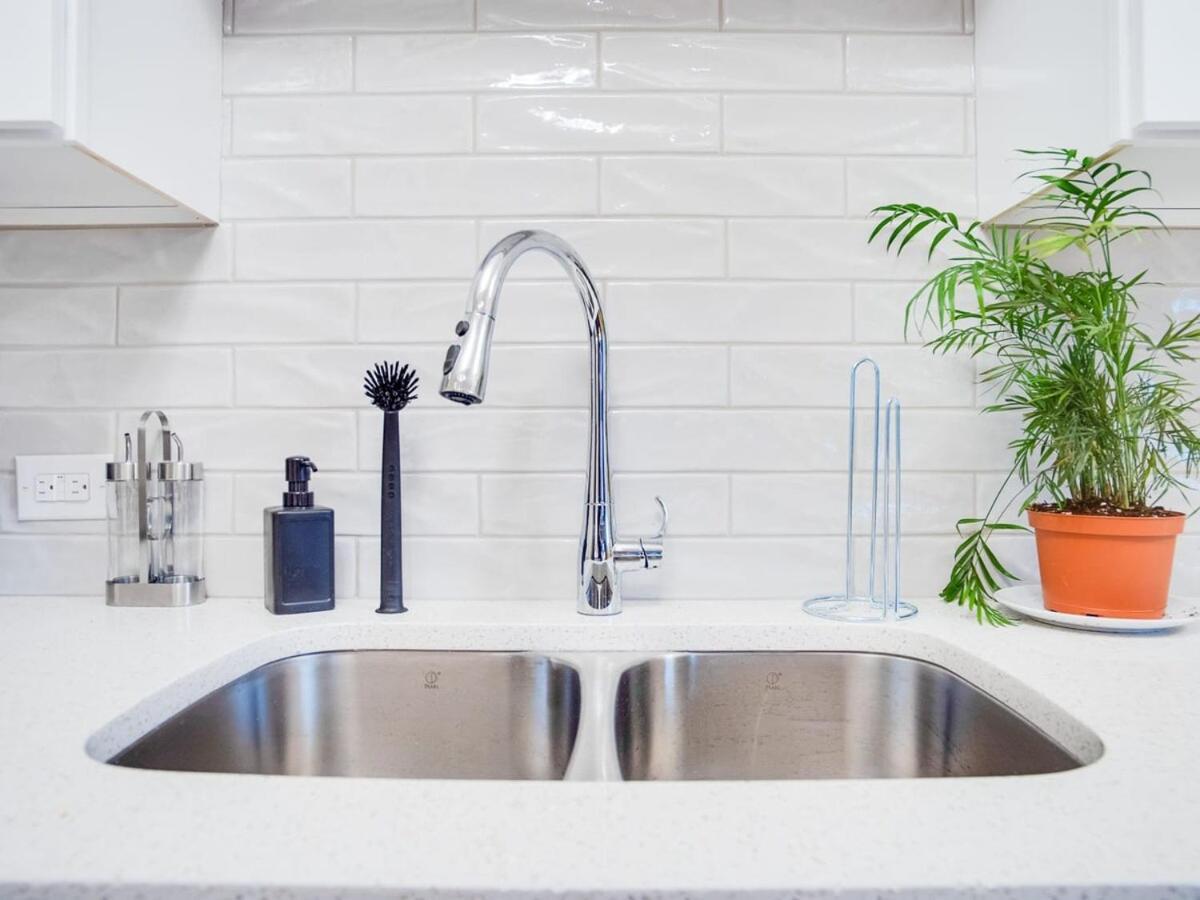 Gorgeous 2Br Condo W Parking Patio Coffee! Calgary Zewnętrze zdjęcie