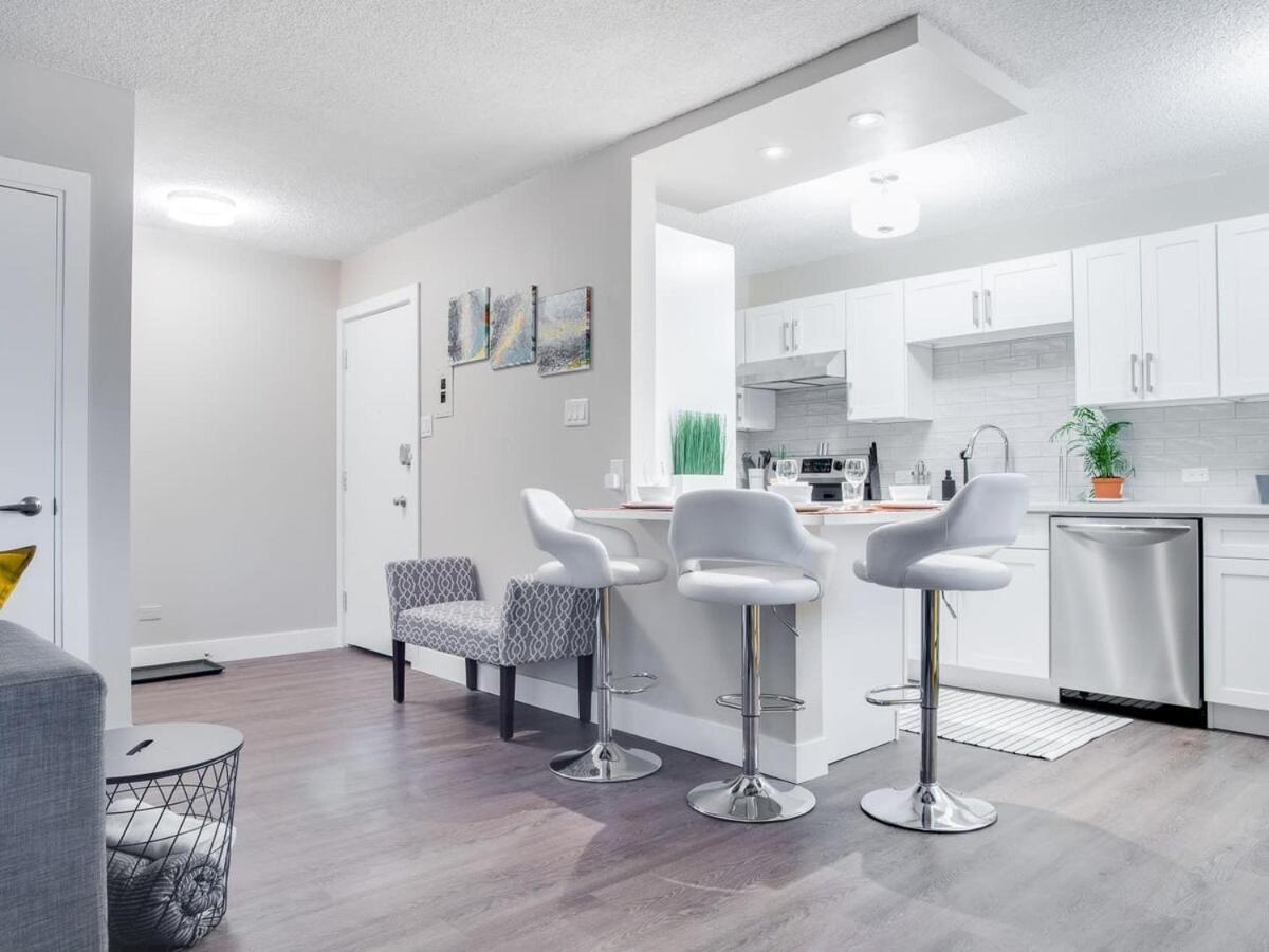 Gorgeous 2Br Condo W Parking Patio Coffee! Calgary Zewnętrze zdjęcie